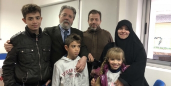 Francisco George conhece família síria acolhida pela Cruz Vermelha de São João da Madeira
